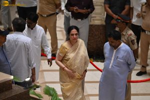 Asha Bhosle’s Antim Darshan attended by Sachin Tendulkar, Jackie Shroff, Tabu, Riteish Deshmukh, Eknath Shinde, and others