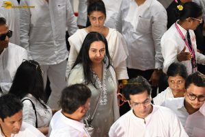 Asha Bhosle’s Antim Darshan attended by Sachin Tendulkar, Jackie Shroff, Tabu, Riteish Deshmukh, Eknath Shinde, and others