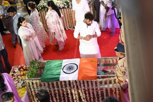Asha Bhosle’s Antim Darshan attended by Sachin Tendulkar, Jackie Shroff, Tabu, Riteish Deshmukh, Eknath Shinde, and others