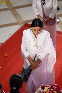 Asha Bhosle’s Antim Darshan attended by Sachin Tendulkar, Jackie Shroff, Tabu, Riteish Deshmukh, Eknath Shinde, and others