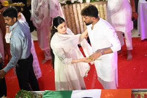 Asha Bhosle’s Antim Darshan attended by Sachin Tendulkar, Jackie Shroff, Tabu, Riteish Deshmukh, Eknath Shinde, and others