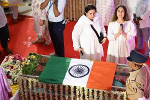 Asha Bhosle’s Antim Darshan attended by Sachin Tendulkar, Jackie Shroff, Tabu, Riteish Deshmukh, Eknath Shinde, and others