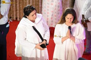 Asha Bhosle’s Antim Darshan attended by Sachin Tendulkar, Jackie Shroff, Tabu, Riteish Deshmukh, Eknath Shinde, and others