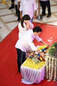 Asha Bhosle’s Antim Darshan attended by Sachin Tendulkar, Jackie Shroff, Tabu, Riteish Deshmukh, Eknath Shinde, and others