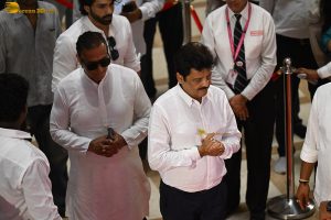 Asha Bhosle’s Antim Darshan attended by Sachin Tendulkar, Jackie Shroff, Tabu, Riteish Deshmukh, Eknath Shinde, and others