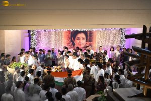 Asha Bhosle’s Antim Darshan attended by Sachin Tendulkar, Jackie Shroff, Tabu, Riteish Deshmukh, Eknath Shinde, and others