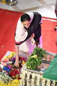 Asha Bhosle’s Antim Darshan attended by Sachin Tendulkar, Jackie Shroff, Tabu, Riteish Deshmukh, Eknath Shinde, and others