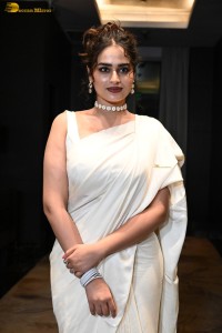 actress Ayesha Khan beautiful in a white saree