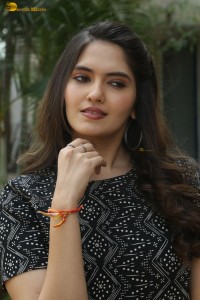 actress ayraa hot photoshoot in a black dress