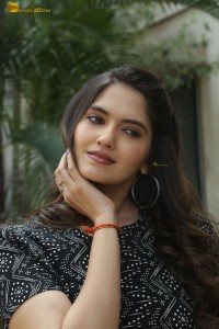 actress ayraa hot photoshoot in a black dress