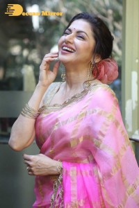 Indian Actress Bhagyashree posing in a Pink Saree