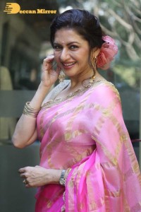 Indian Actress Bhagyashree posing in a Pink Saree