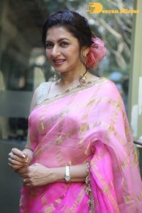 Indian Actress Bhagyashree posing in a Pink Saree