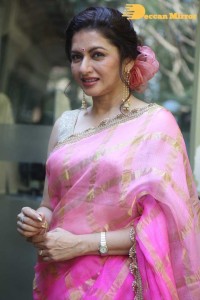 Indian Actress Bhagyashree posing in a Pink Saree