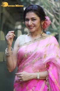 Indian Actress Bhagyashree posing in a Pink Saree