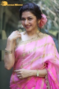 Indian Actress Bhagyashree posing in a Pink Saree