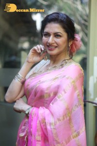 Indian Actress Bhagyashree posing in a Pink Saree