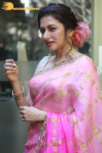 Indian Actress Bhagyashree posing in a Pink Saree