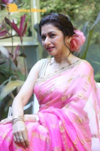 Indian Actress Bhagyashree posing in a Pink Saree