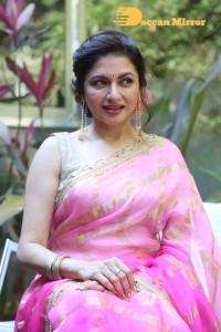 Indian Actress Bhagyashree posing in a Pink Saree