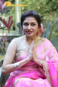 Indian Actress Bhagyashree posing in a Pink Saree