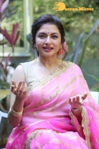 Indian Actress Bhagyashree posing in a Pink Saree