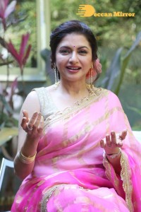 Indian Actress Bhagyashree posing in a Pink Saree