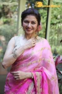 Indian Actress Bhagyashree posing in a Pink Saree