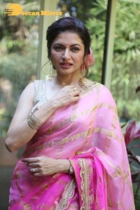 Indian Actress Bhagyashree posing in a Pink Saree