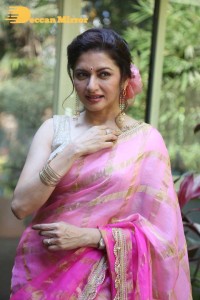 Indian Actress Bhagyashree posing in a Pink Saree