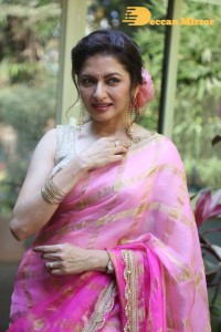 Indian Actress Bhagyashree posing in a Pink Saree