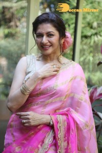 Indian Actress Bhagyashree posing in a Pink Saree