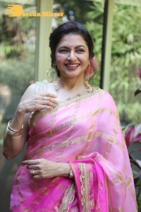 Indian Actress Bhagyashree posing in a Pink Saree