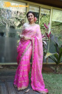 Indian Actress Bhagyashree posing in a Pink Saree
