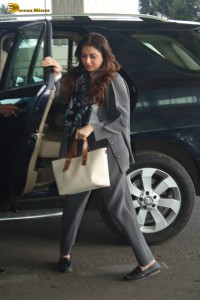 bollywood actress Bhagyashree dressed stylish at mumbai airport