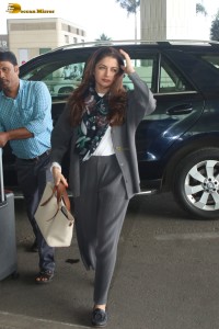bollywood actress Bhagyashree dressed stylish at mumbai airport