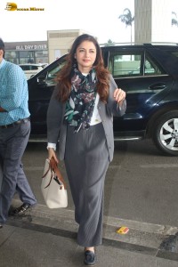 bollywood actress Bhagyashree dressed stylish at mumbai airport