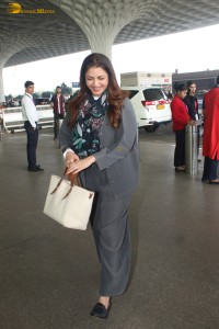 bollywood actress Bhagyashree dressed stylish at mumbai airport
