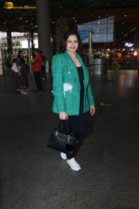 maine pyaar kiya actress bhagyashree seen at mumbai airport