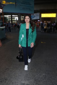 maine pyaar kiya actress bhagyashree seen at mumbai airport