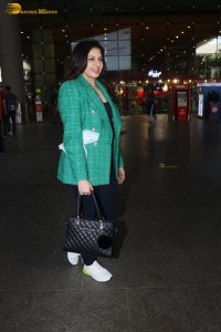 maine pyaar kiya actress bhagyashree seen at mumbai airport
