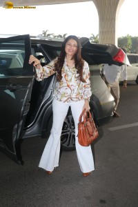 bollywood actress bhagyashree spotted at the airport
