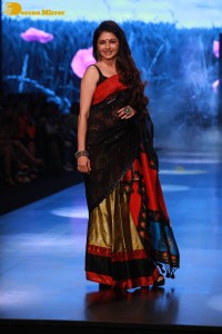 Actress Bhagyashree in a black saree at lakme fashion week 2022