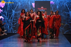 Actress Bhagyashree in a black saree at lakme fashion week 2022