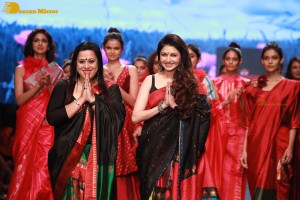 Actress Bhagyashree in a black saree at lakme fashion week 2022