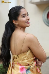 actress Bhavana Vazhapandal ravishing looks in a gold color saree