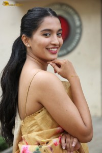 actress Bhavana Vazhapandal ravishing looks in a gold color saree