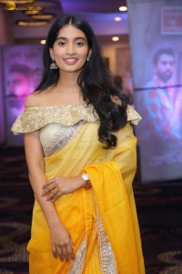 actress bhavana vazhapandal beautiful in a yellow saree
