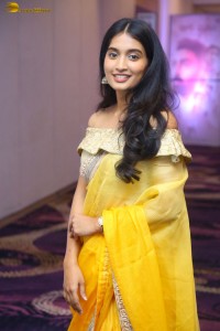 actress bhavana vazhapandal beautiful in a yellow saree