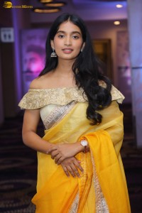 actress bhavana vazhapandal beautiful in a yellow saree